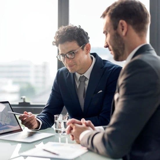 Человек работает