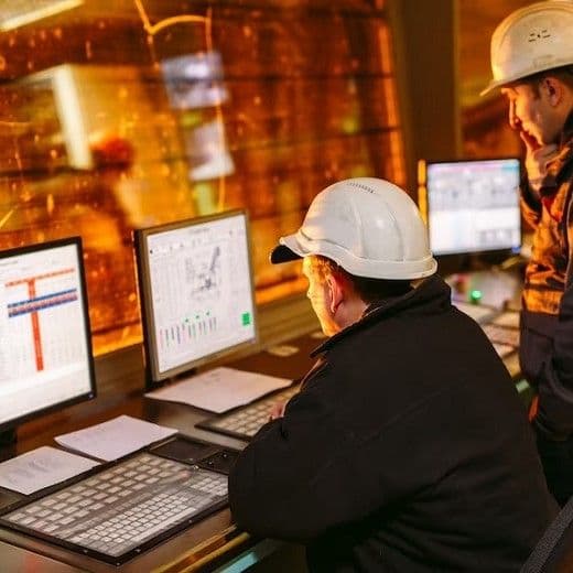 Человек работает