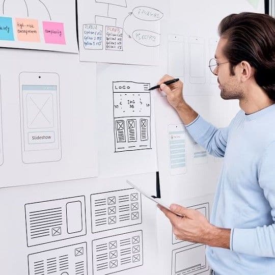 Человек работает