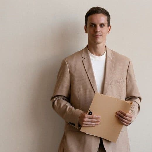 Человек работает