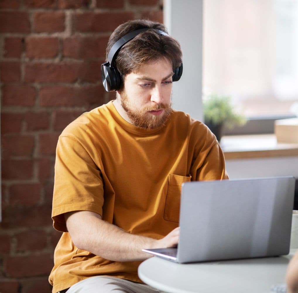 Человек работает