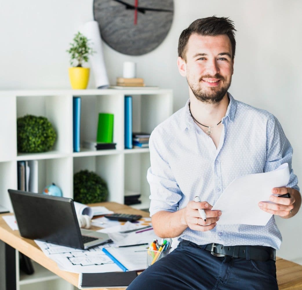 Человек работает