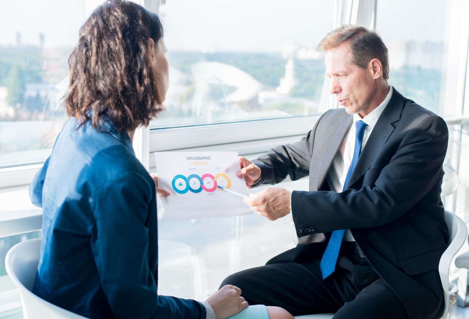 Человек работает