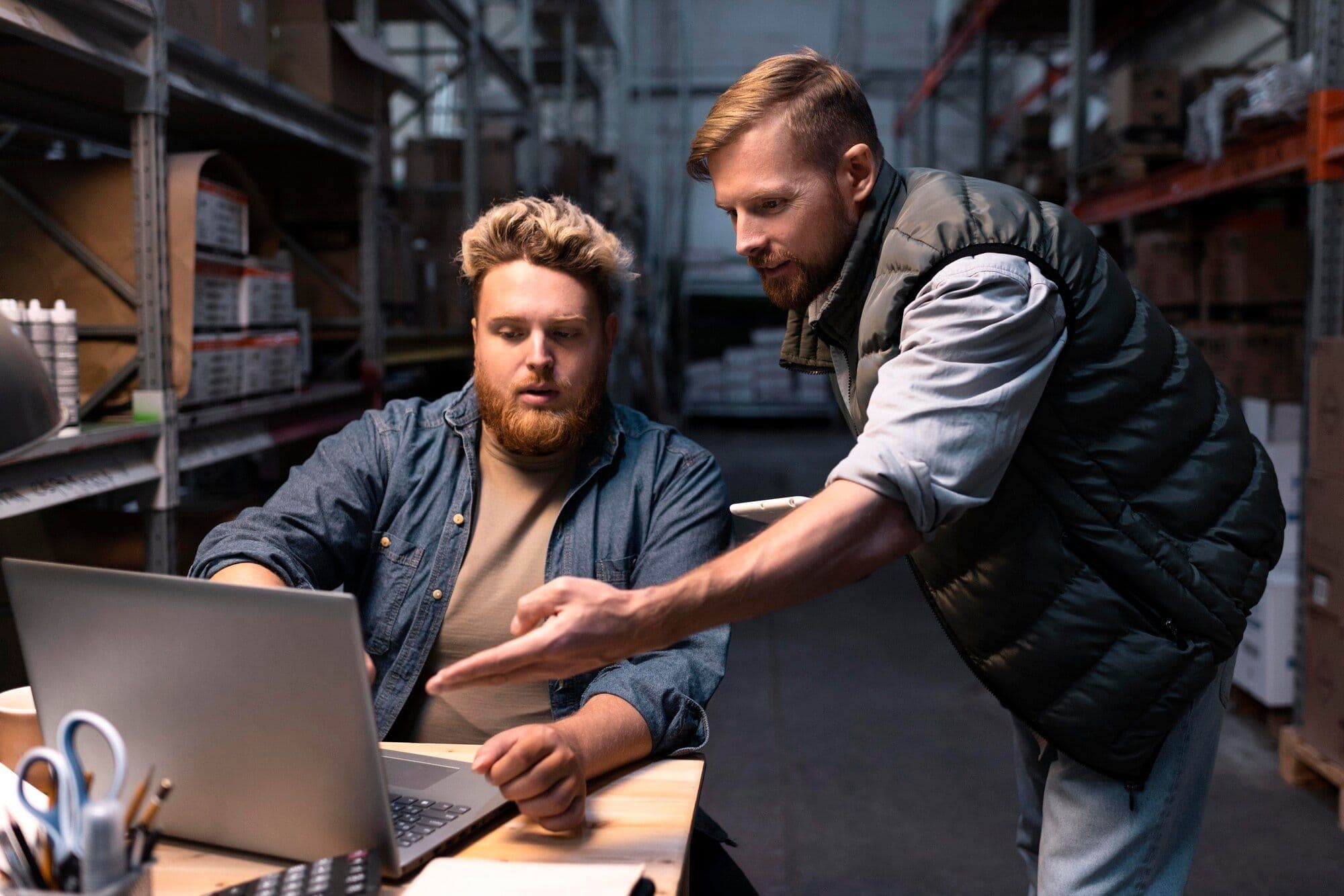 Человек работает