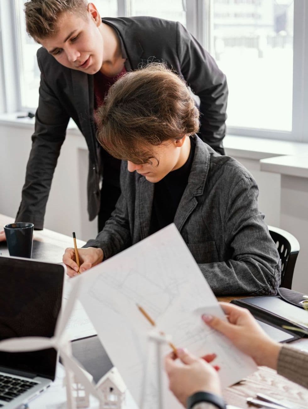 Человек работает