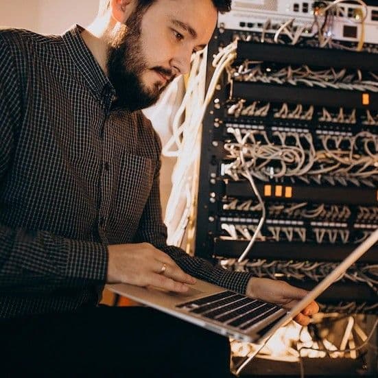 Человек работает