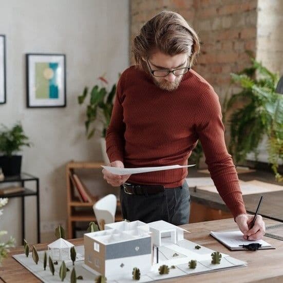 Человек работает