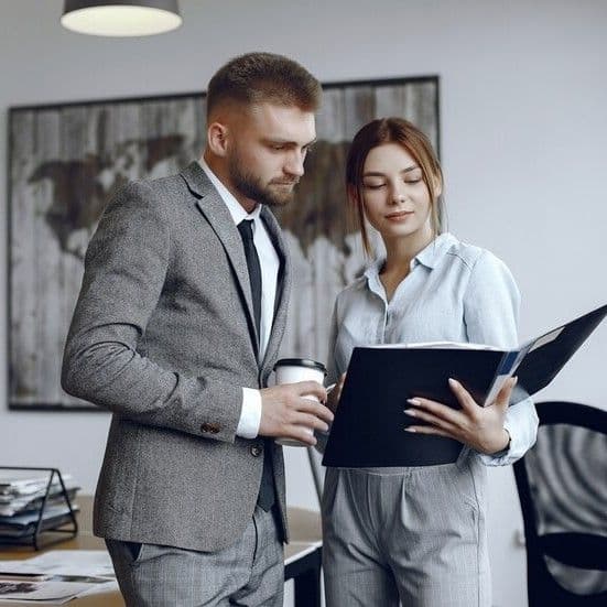 Человек работает