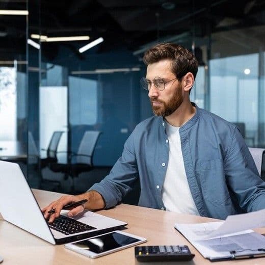 Человек работает