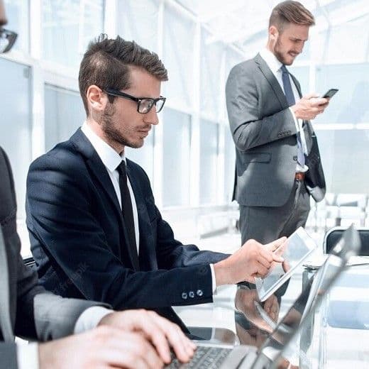 Человек работает