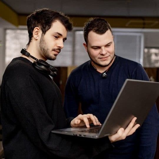 Человек работает