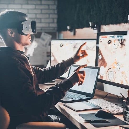 Человек работает