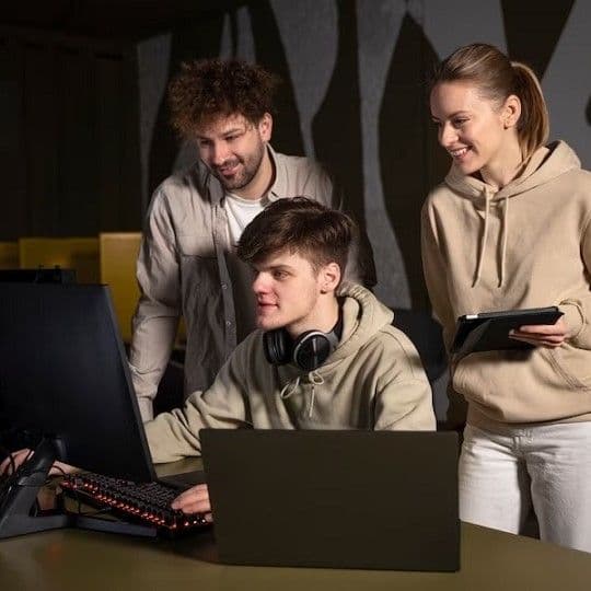 Человек работает