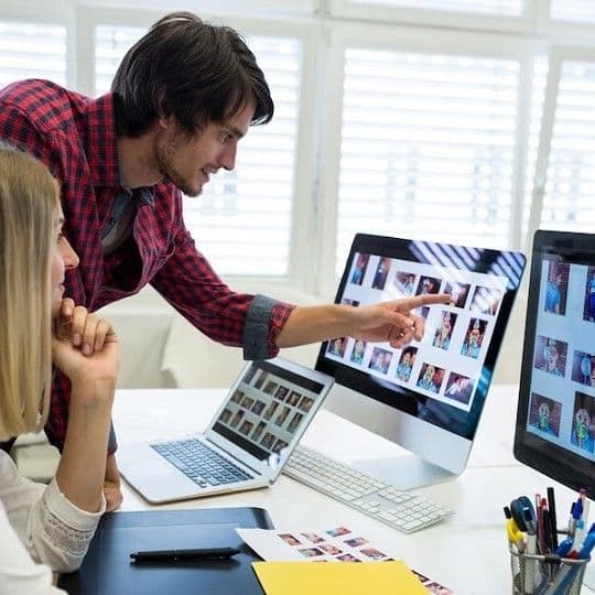 Человек работает