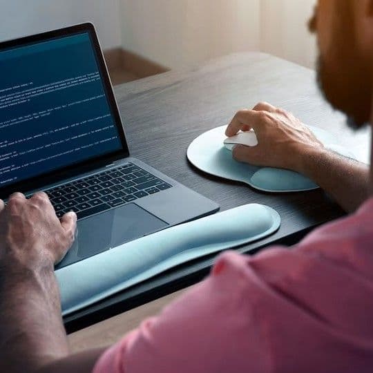 Человек работает