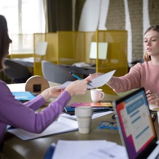 Человек работает