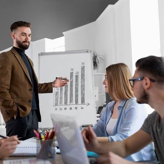 Человек работает