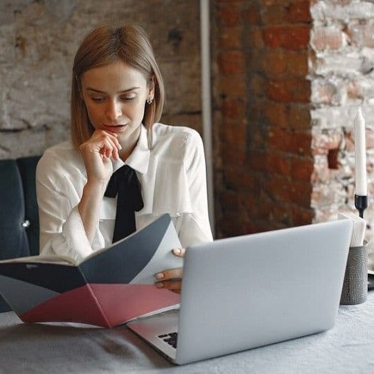 Человек работает