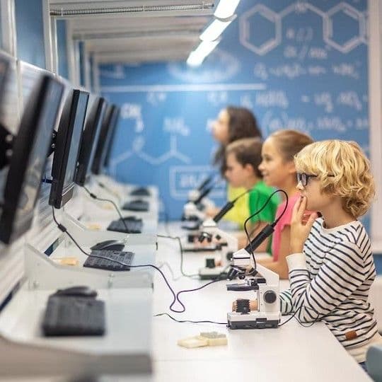 Человек работает