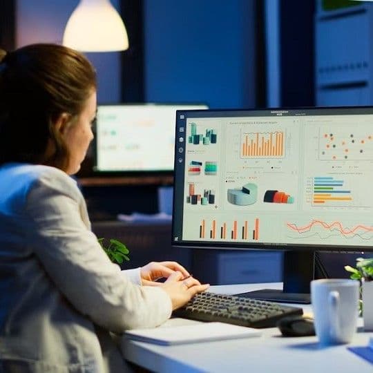 Человек работает