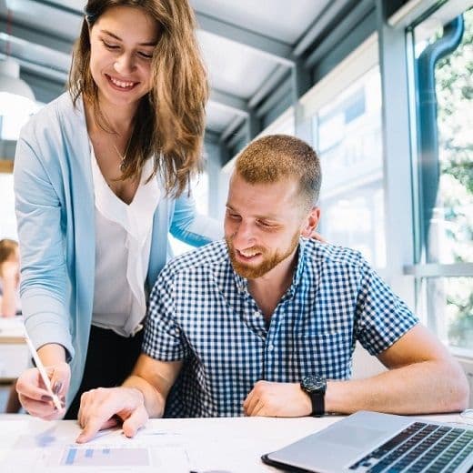 Человек работает